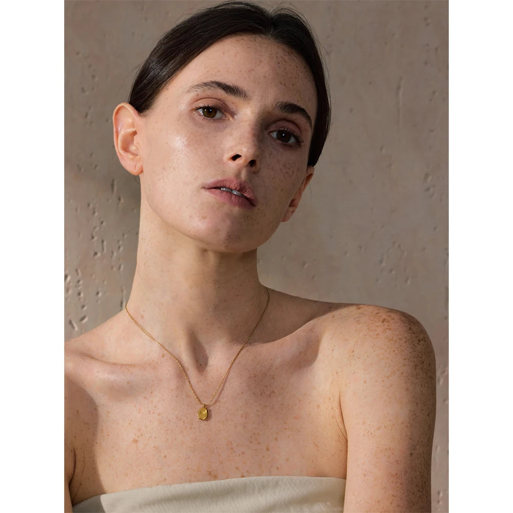 Hammered minimalist geometric necklace in gold-plated stainless steel.