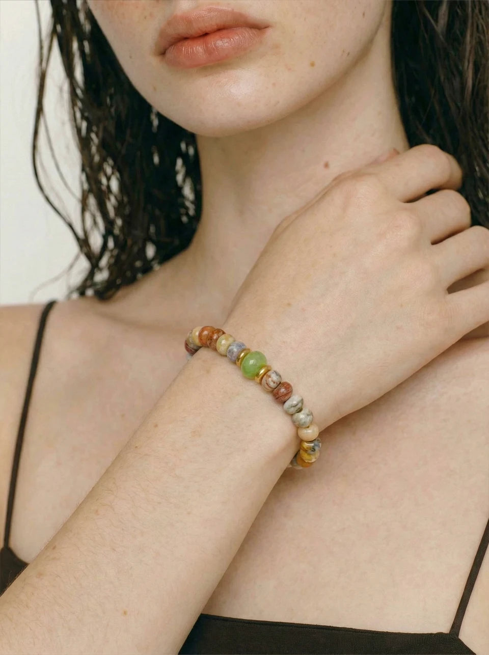 Natural stone beaded geometric necklace in gold-plated stainless steel with natural stone.