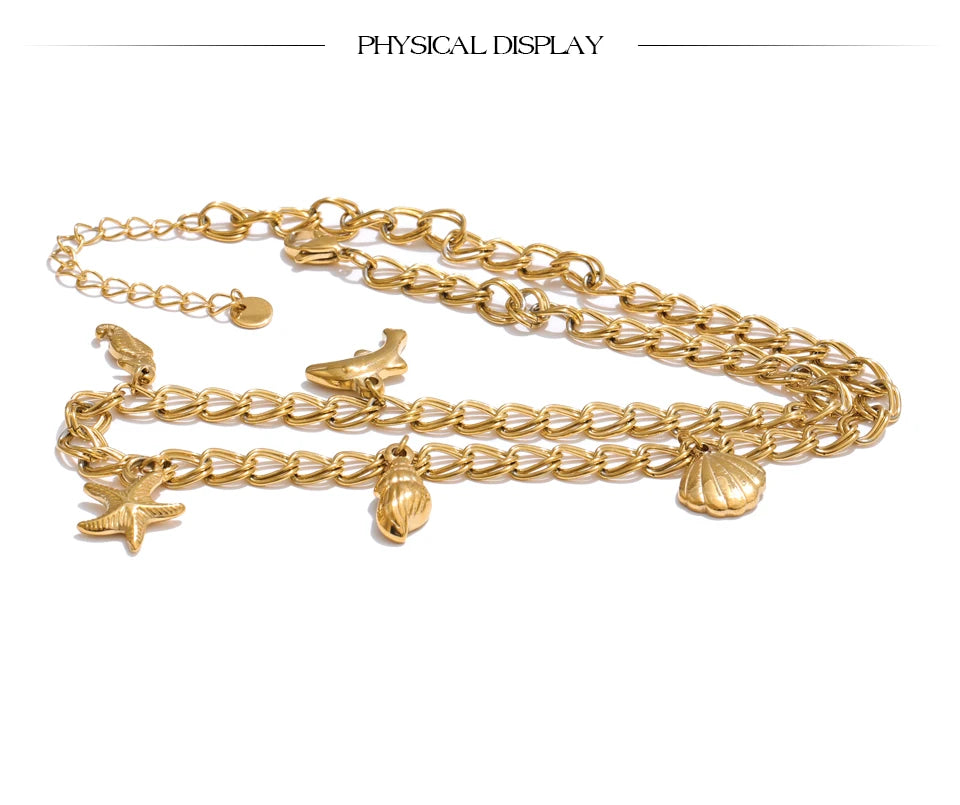 Shell star geometric necklace in gold-plated stainless steel with shell.