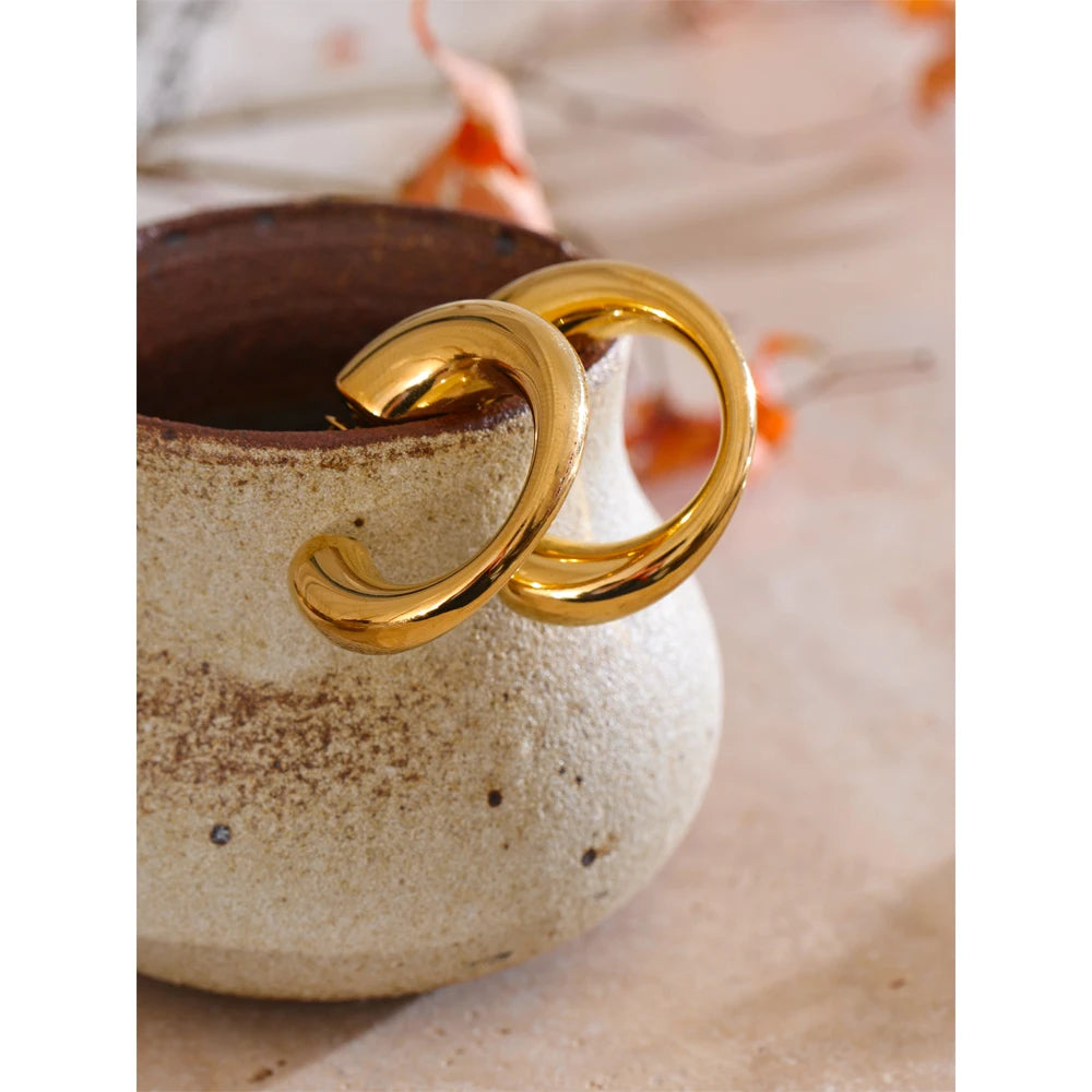 Minimalist geometric earrings in gold-plated stainless steel.