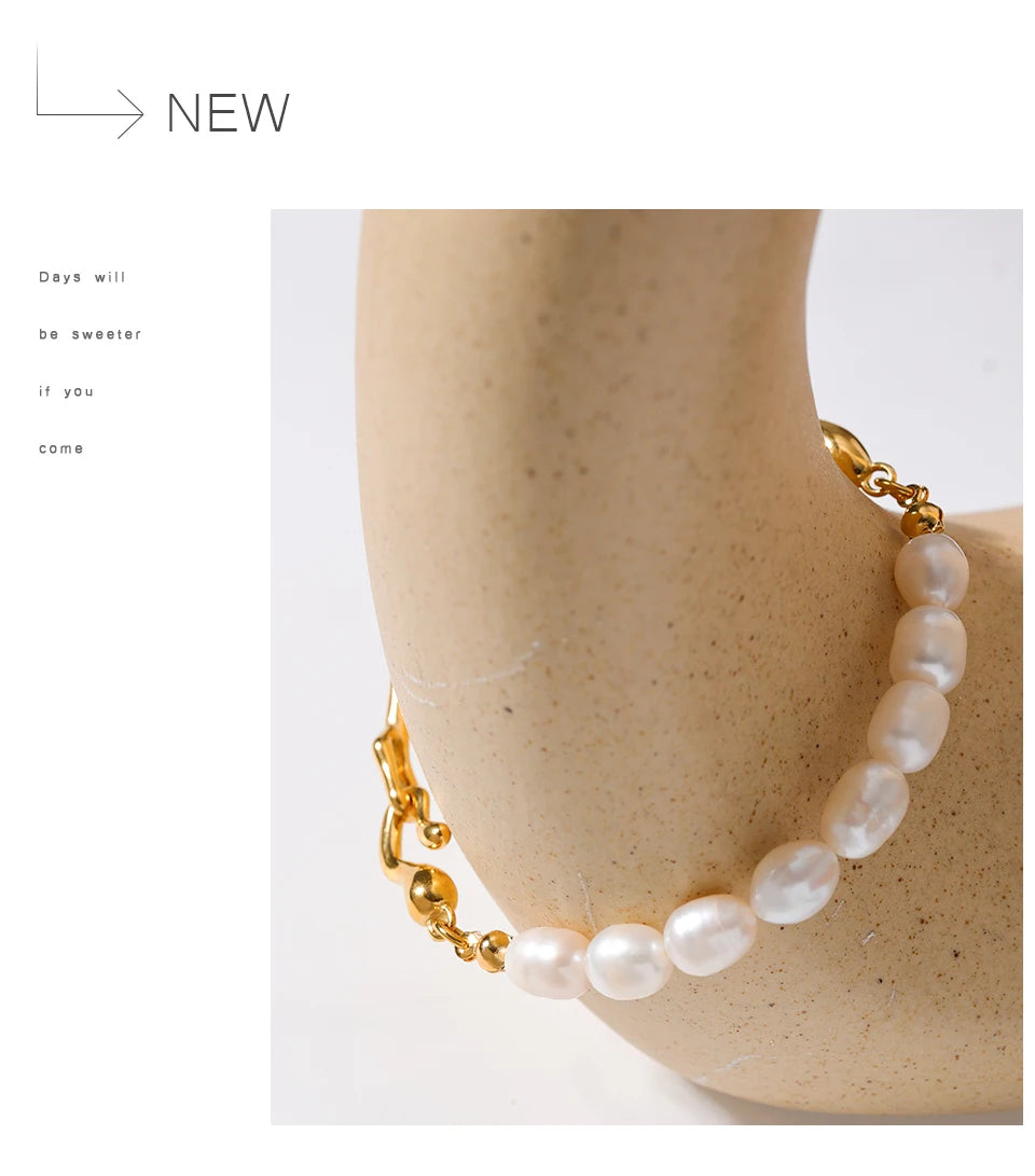 Freshwater pearl geometric bracelet in 18K gold-plated stainless steel with freshwater pearl.