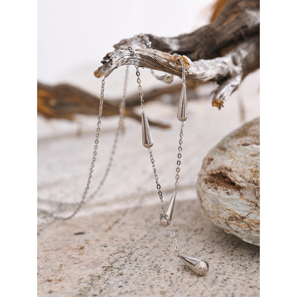 Geometric necklace in gold-plated stainless steel.