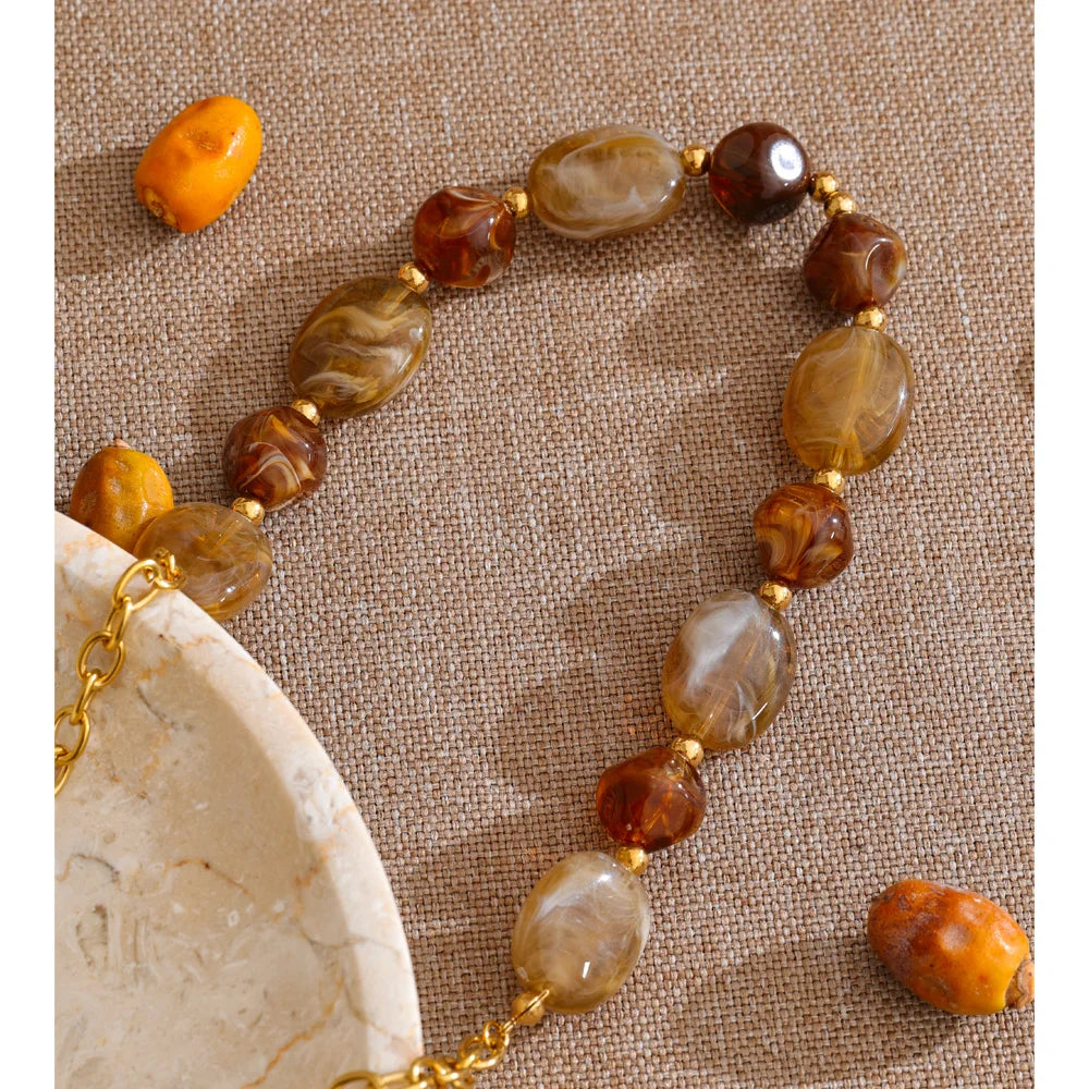 Resin beaded geometric necklace in gold-plated stainless steel with resin.