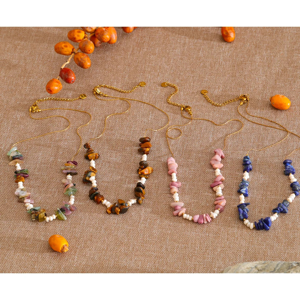 Pearl natural stone multi-color necklace in gold-plated stainless steel with pearl and natural stone.