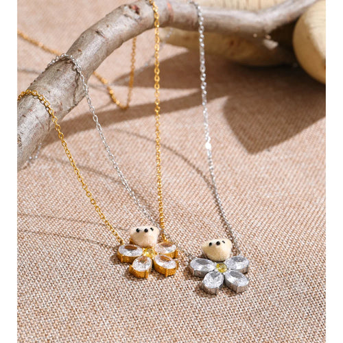 Cubic zirconia flower necklace in gold-plated stainless steel with cubic zirconia.