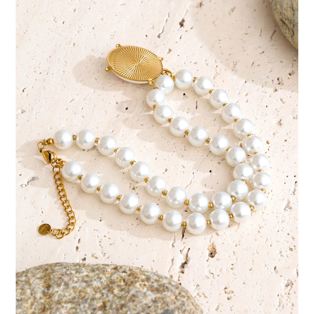 Pearl resin flower necklace in gold-plated stainless steel with pearl and resin.