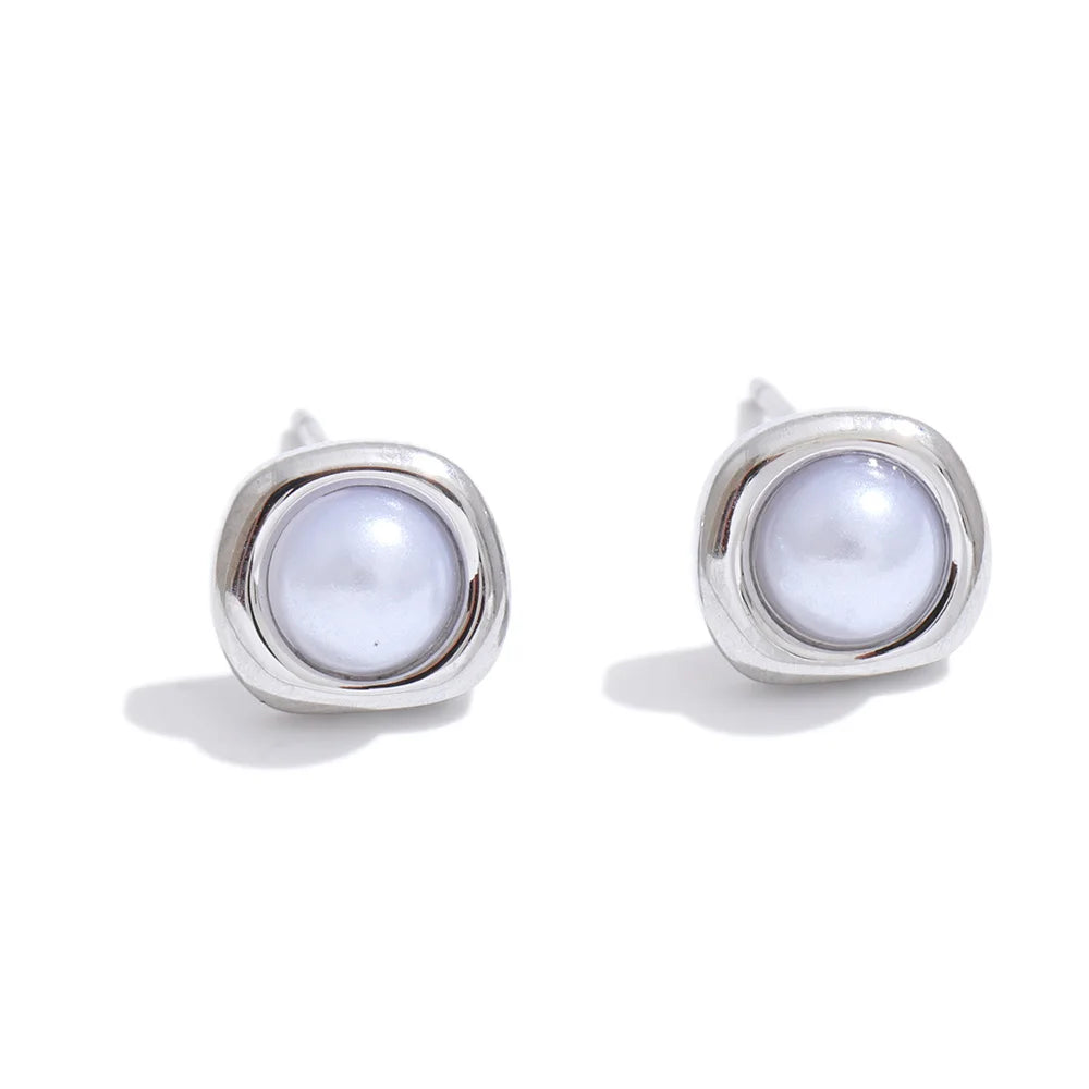 Pearl geometric earrings in gold-plated stainless steel with pearl.