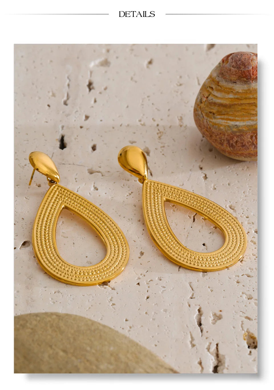 Geometric earrings in gold-plated stainless steel.