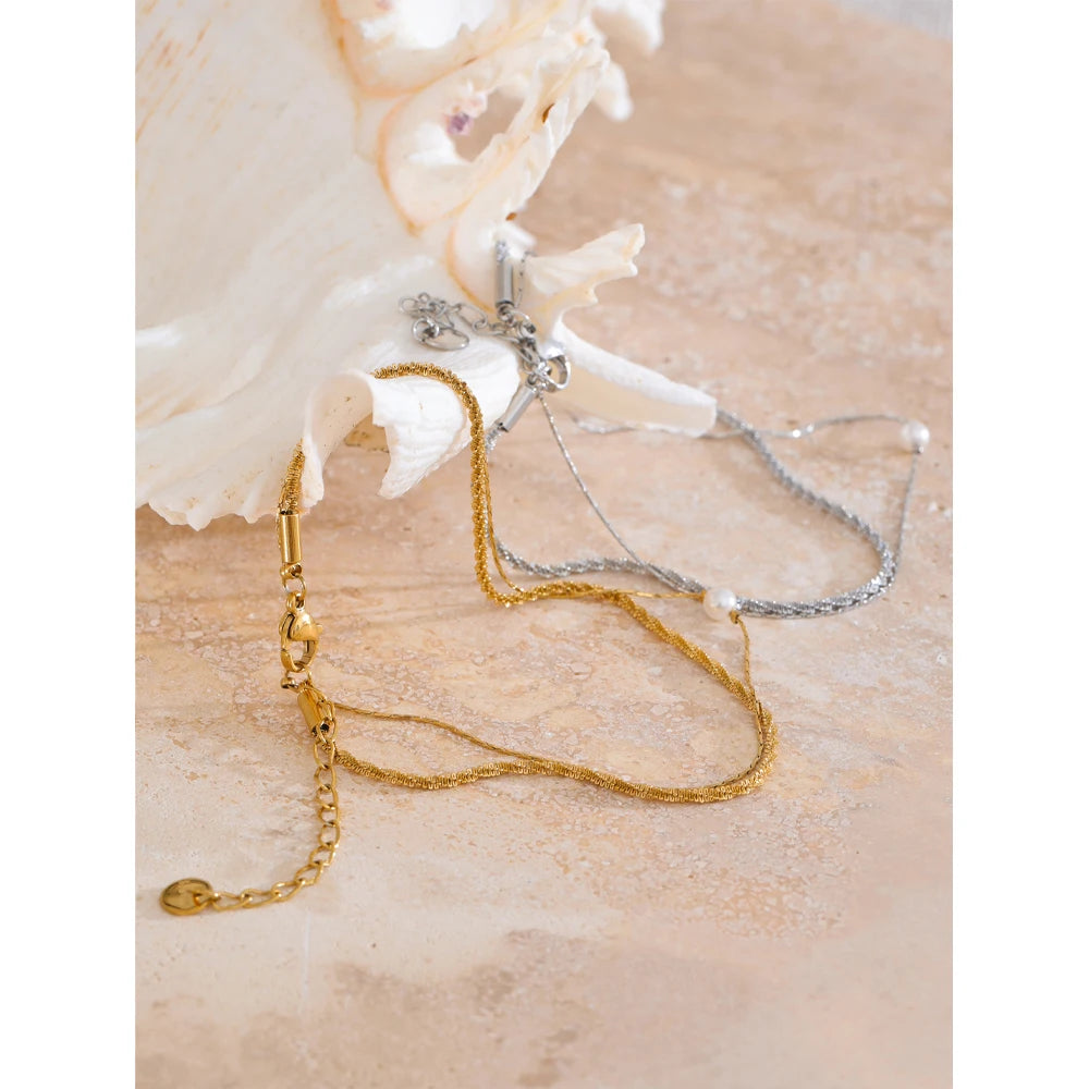 Pearl geometric chain necklace in gold-plated stainless steel with pearl.
