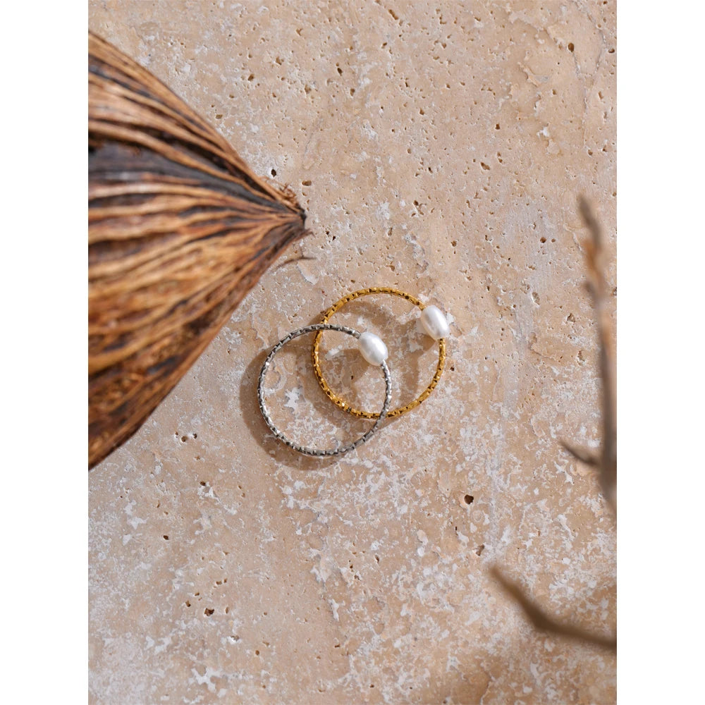 Freshwater pearl geometric ring in gold-plated stainless steel with freshwater pearl.