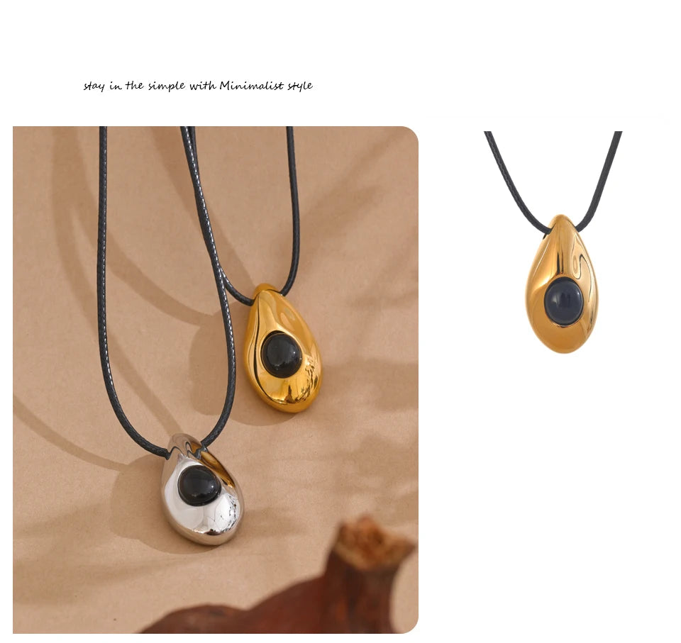 Natural stone geometric necklace in gold-plated stainless steel with natural stone.