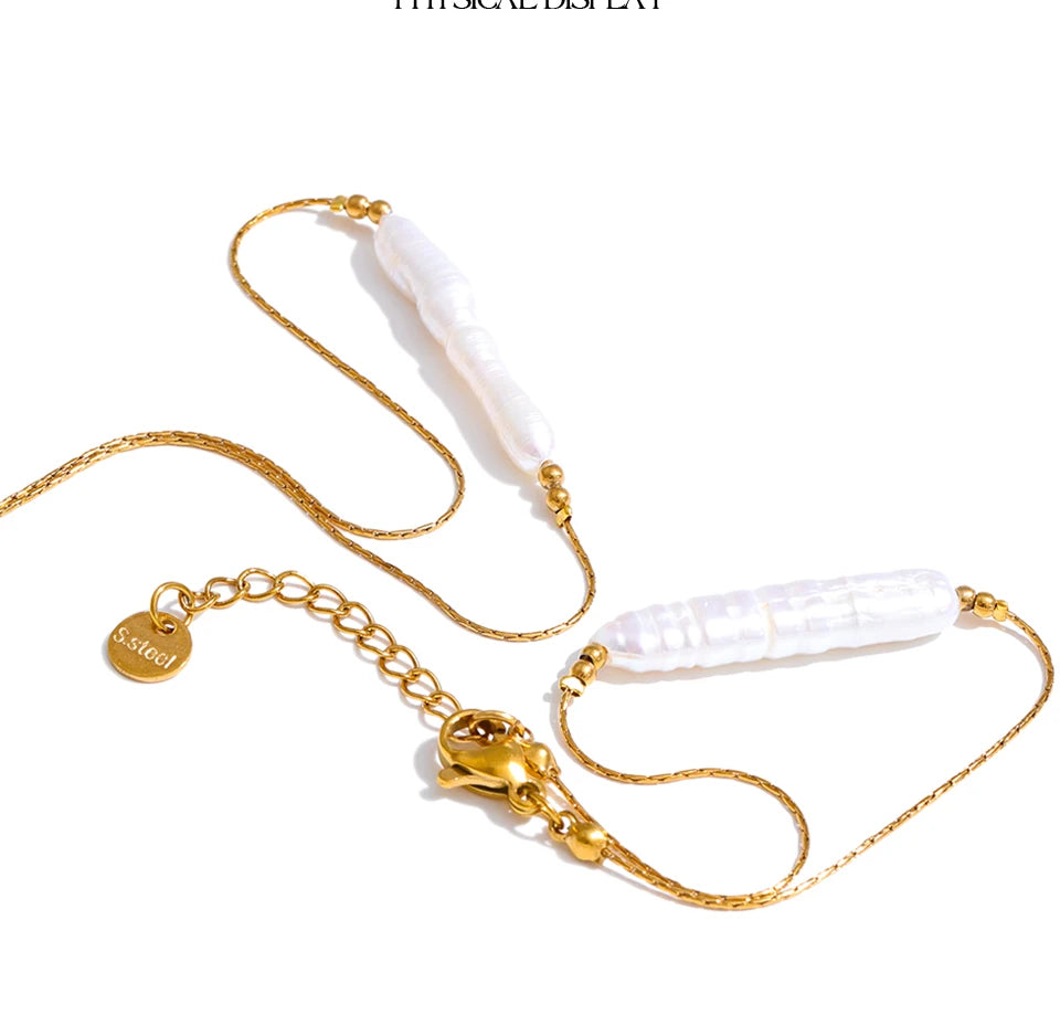 Freshwater pearl geometric chain necklace in gold-plated stainless steel with freshwater pearl.