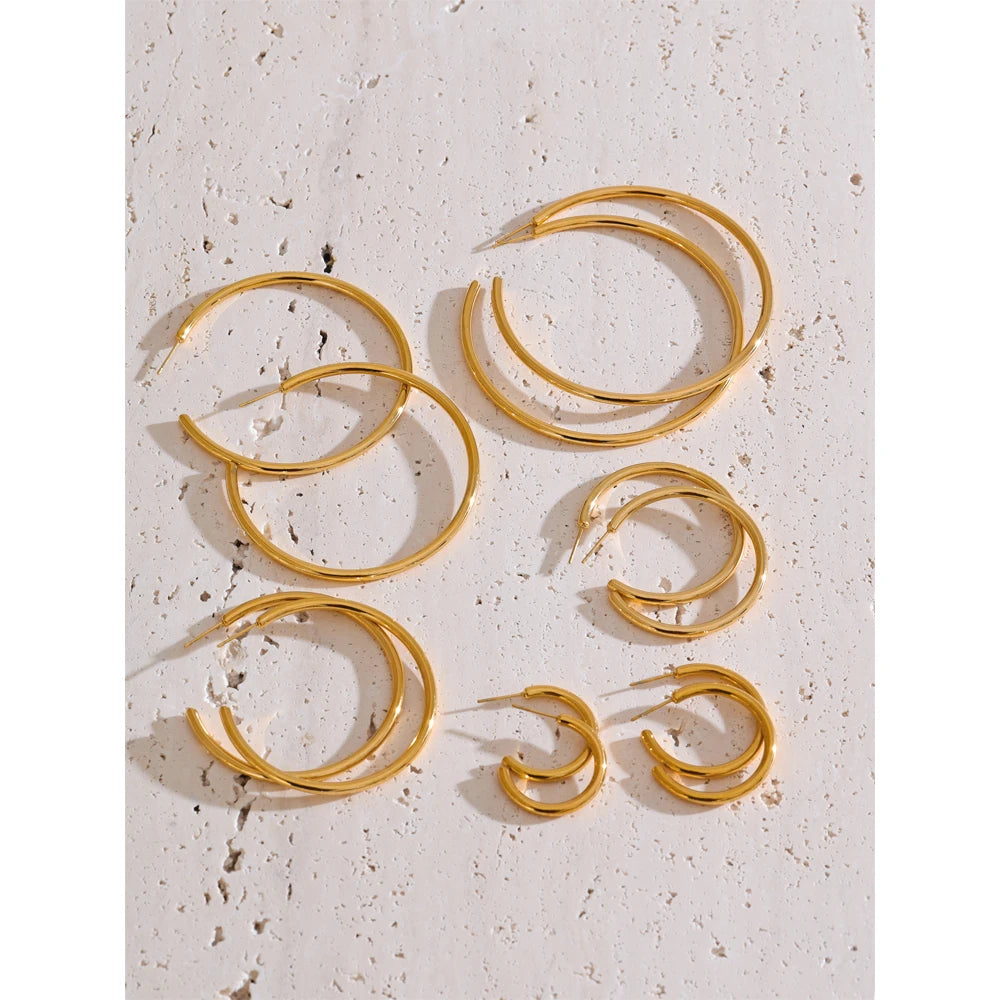 Minimalist geometric earrings in gold-plated stainless steel.