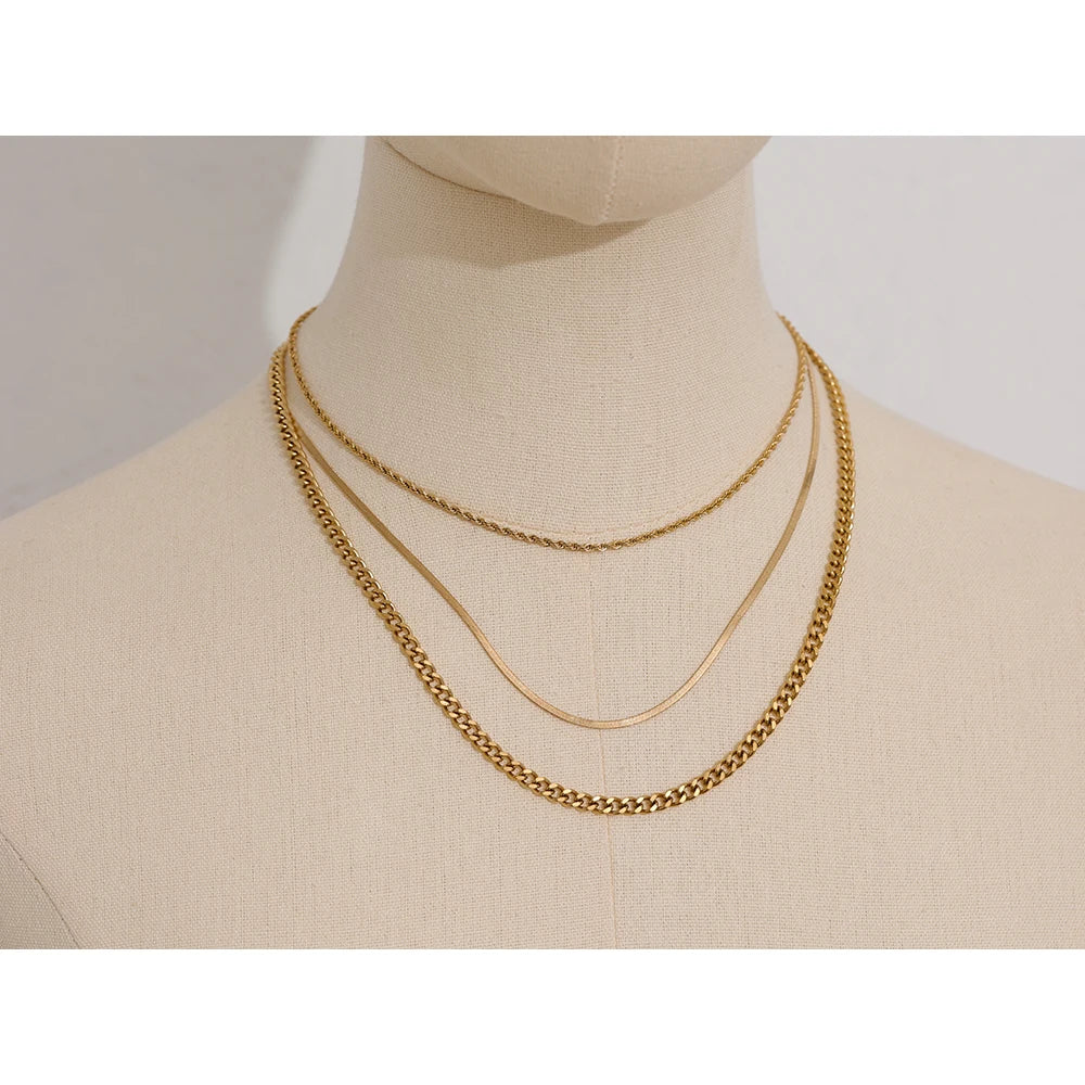 Geometric chain layered necklace in gold-plated stainless steel.