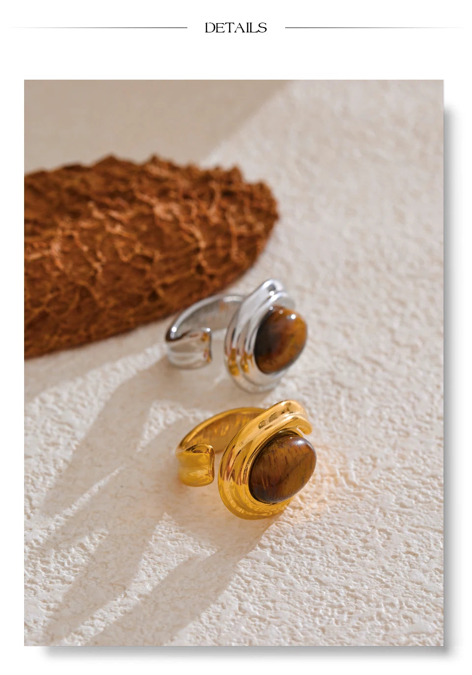 Natural stone geometric ring in gold-plated stainless steel with natural stone.