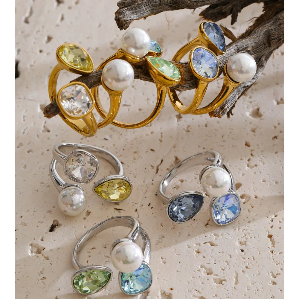 Pearl crystal geometric ring in 18K gold-plated stainless steel with pearl and crystal.