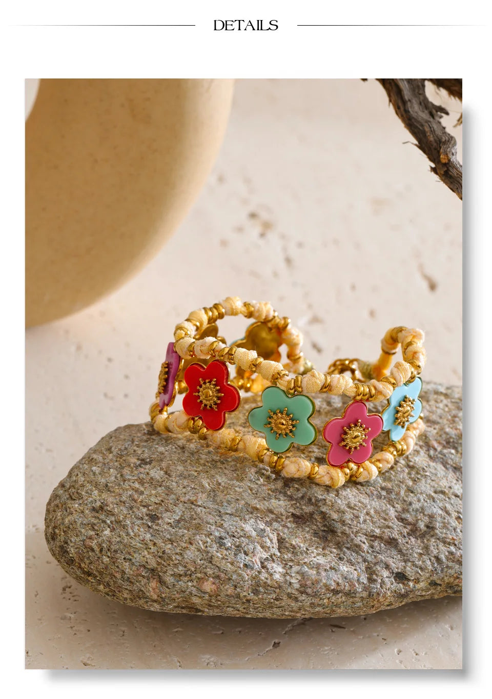 Resin flower multi-color necklace in gold-plated stainless steel with resin.