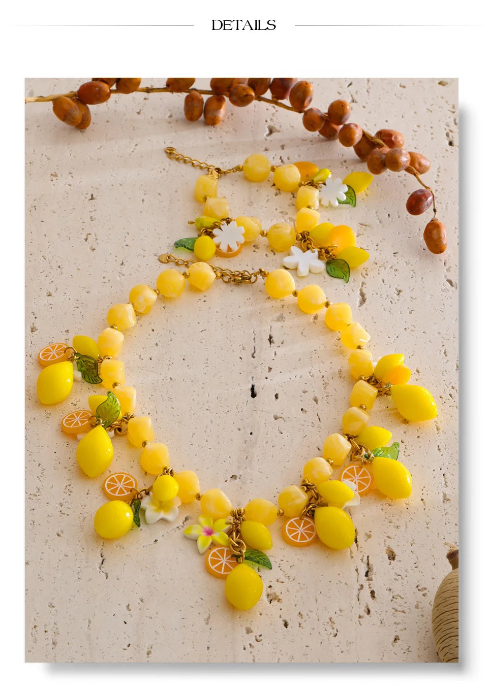 Resin geometric necklace in gold-plated stainless steel with resin.