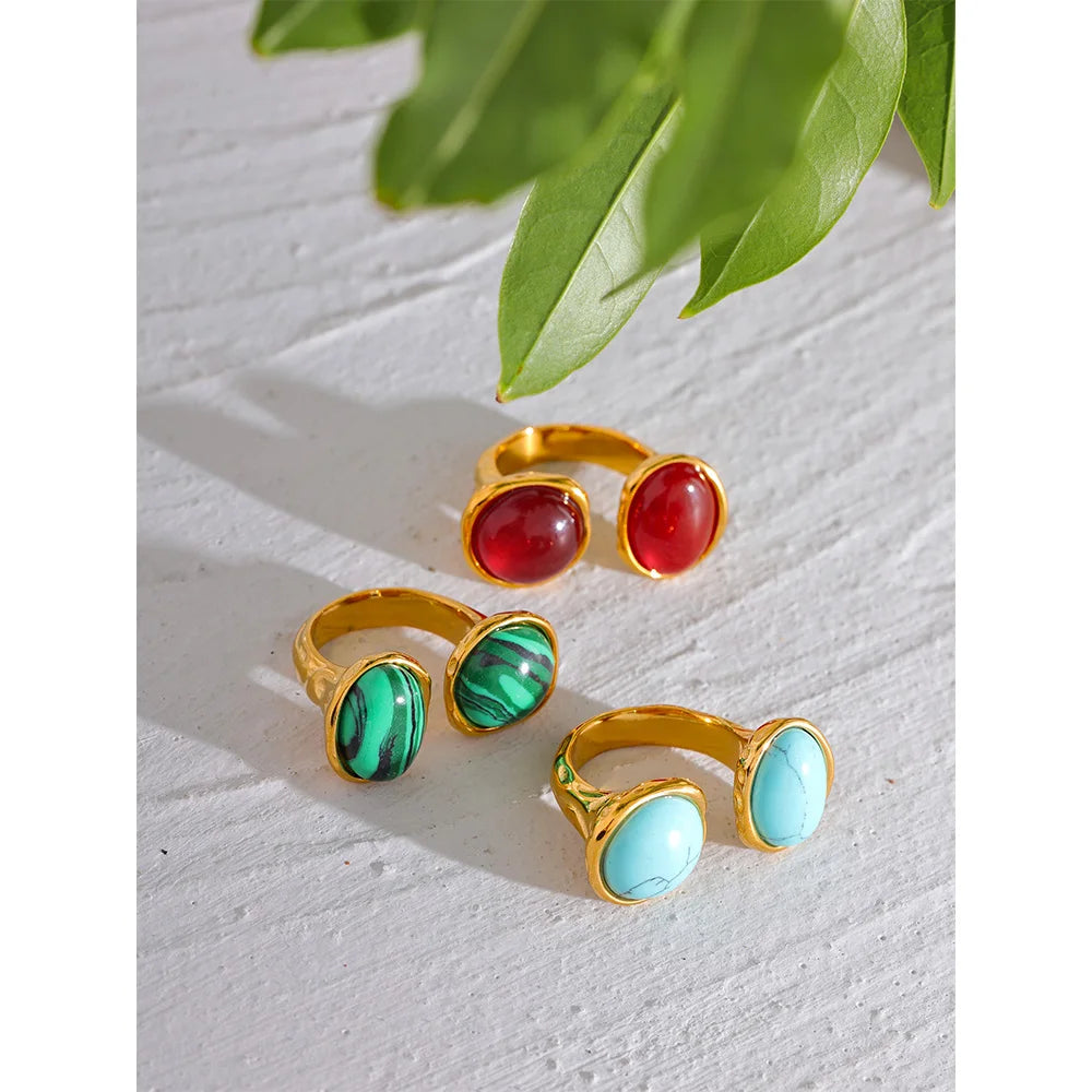 Red natural stone vintage ring in 18K gold-plated stainless steel with natural stone.