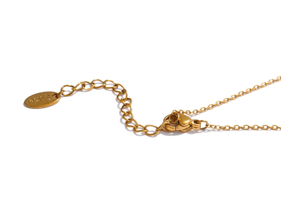 Shell star geometric necklace in gold-plated stainless steel with shell.