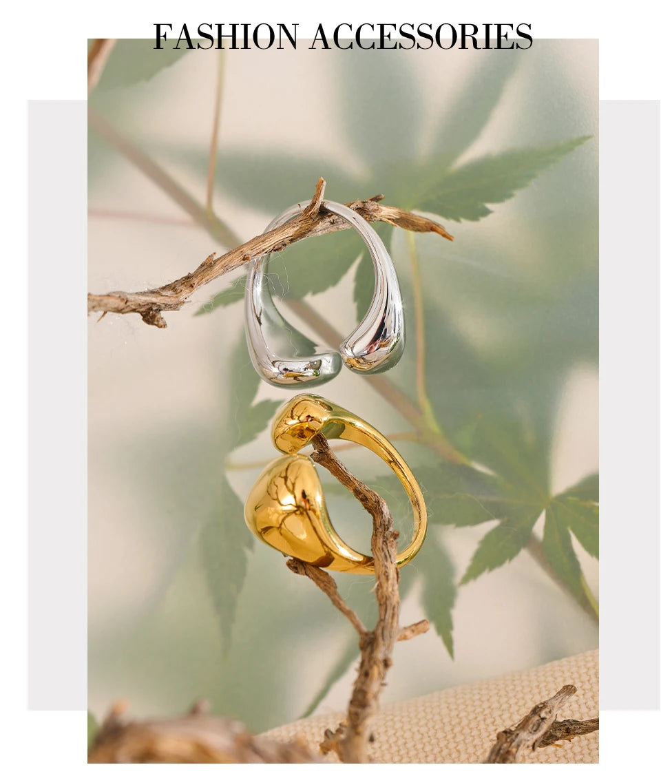 Minimalist geometric ring in gold-plated stainless steel.