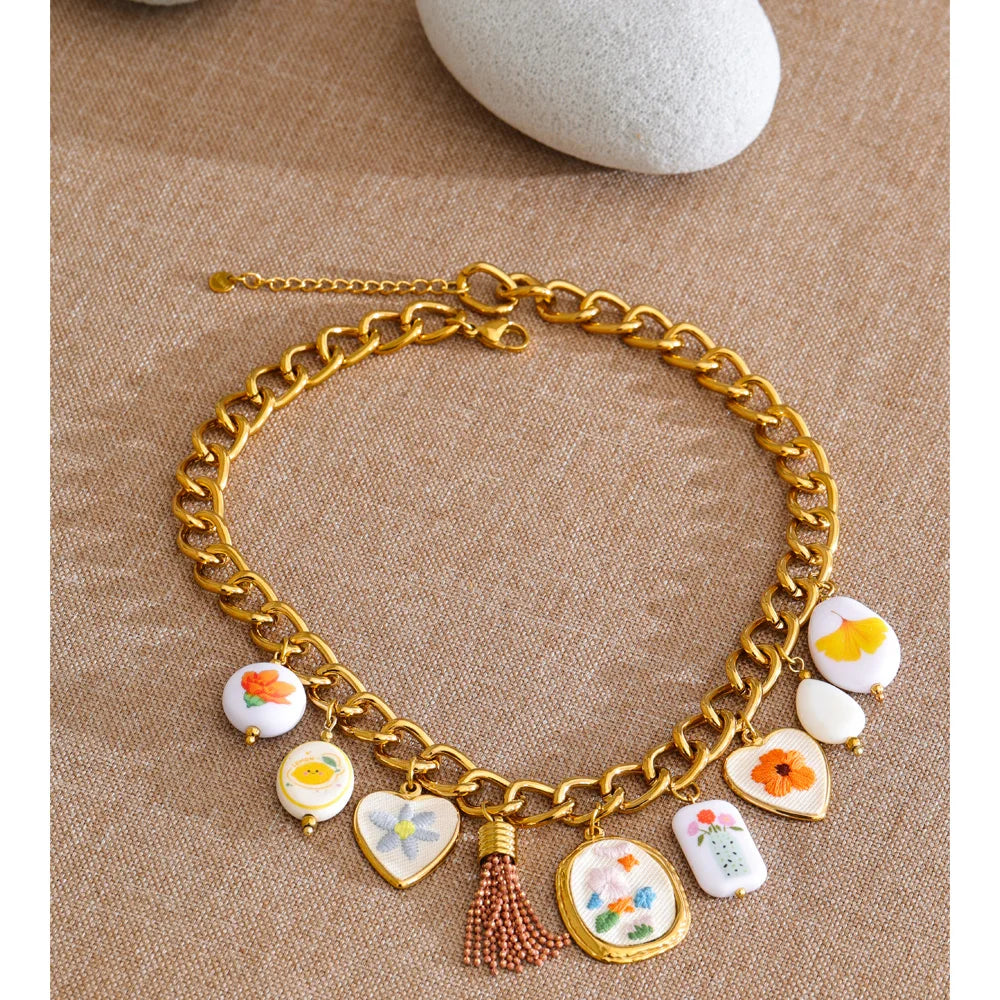 Heart flower necklace in gold-plated stainless steel.