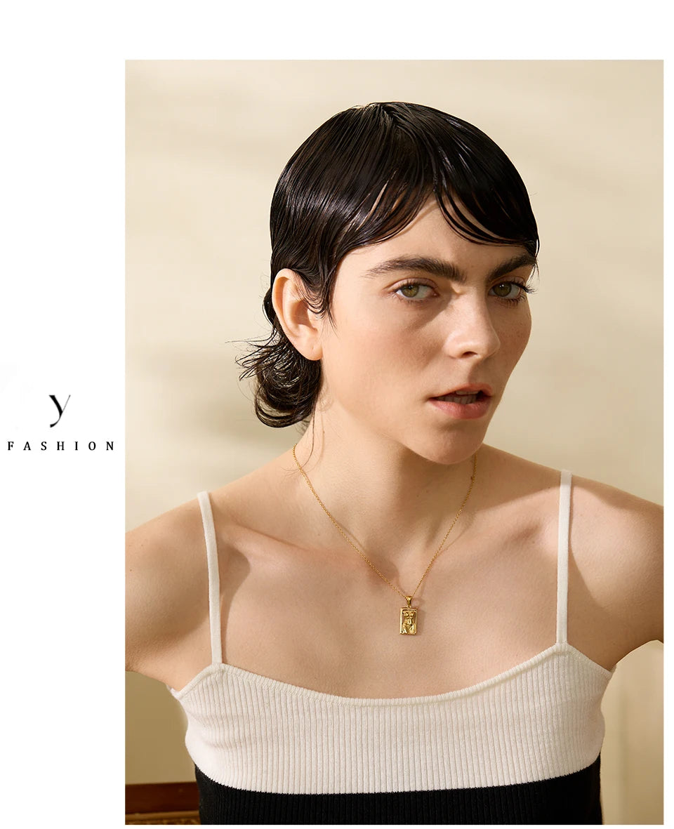 Geometric necklace in gold-plated stainless steel.
