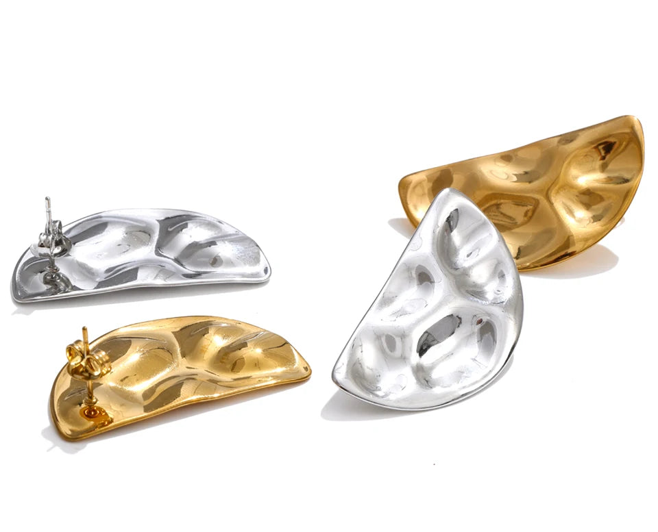 Hammered geometric earrings in gold-plated stainless steel.
