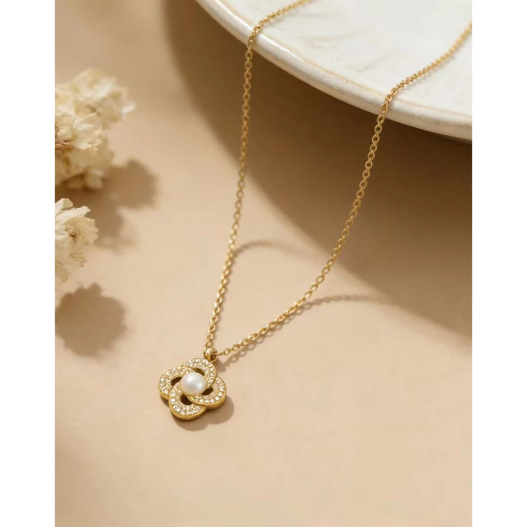 Crystal Pendant Necklace Vintage — 316L Stainless Steel · PS435