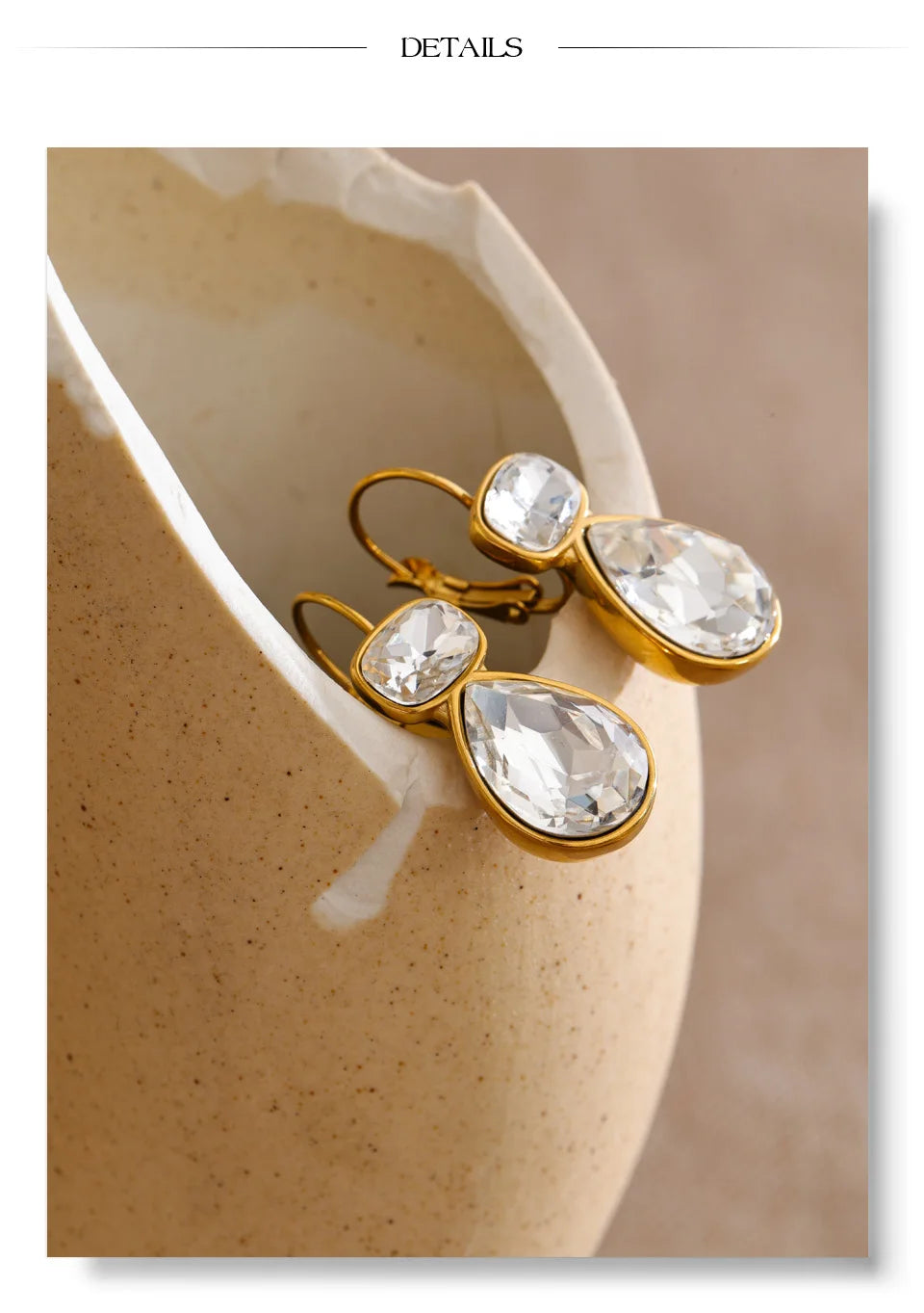 Crystal geometric earrings in gold-plated stainless steel with crystal.