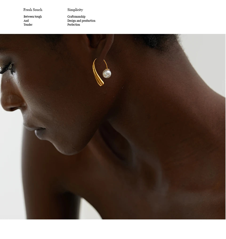 Pearl minimalist geometric earrings in stainless steel with pearl.