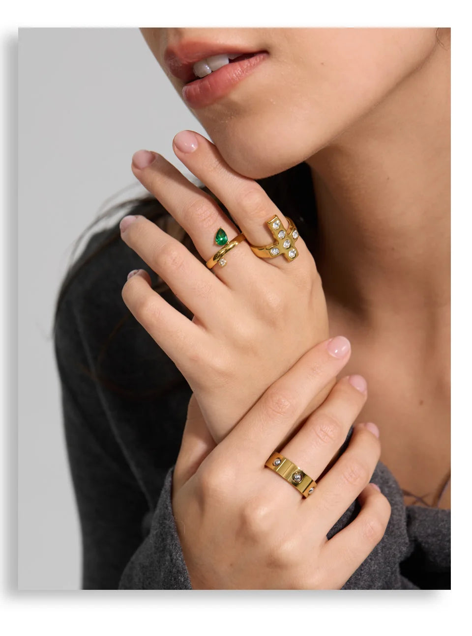 Green cubic zirconia geometric ring in 18K gold-plated stainless steel with cubic zirconia.