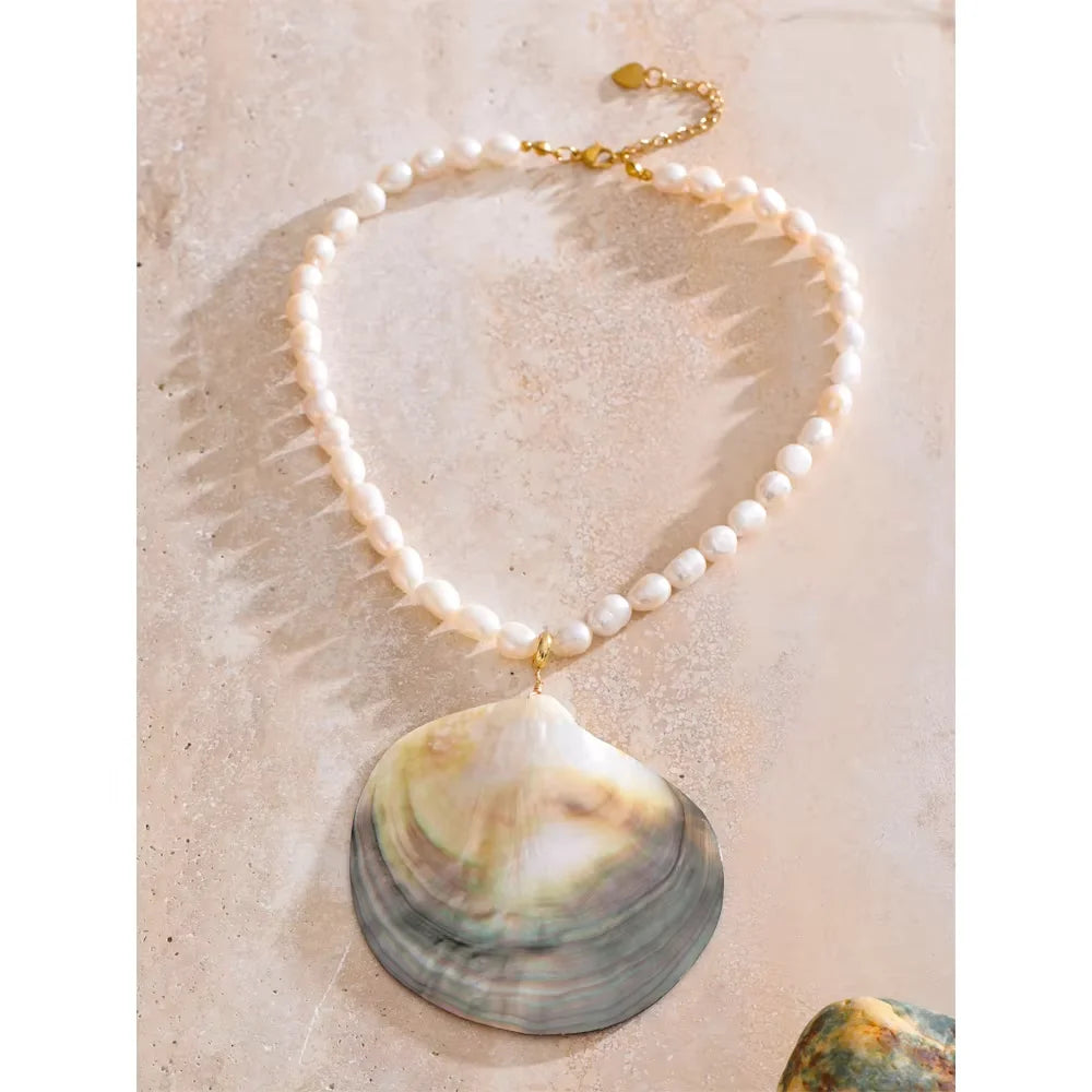 Pearl shell geometric necklace in gold-plated stainless steel with pearl and shell.
