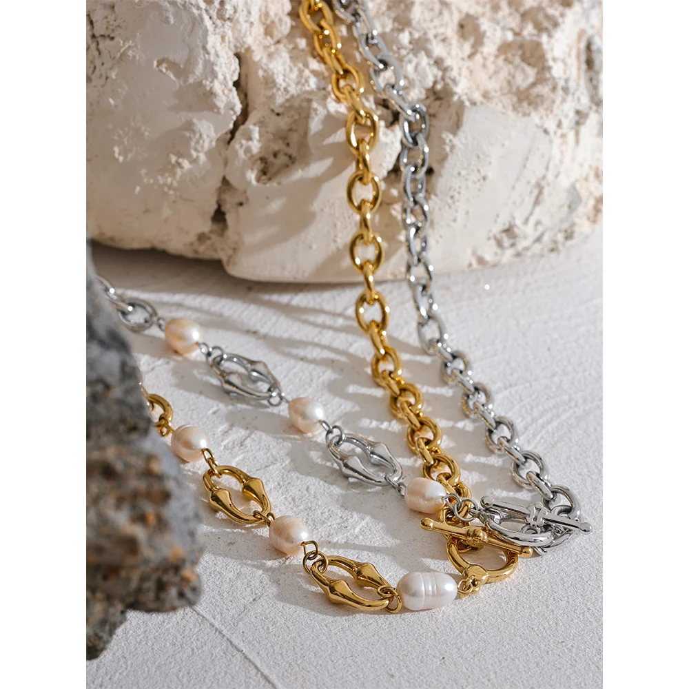 Freshwater pearl geometric chain necklace in gold-plated stainless steel with freshwater pearl.