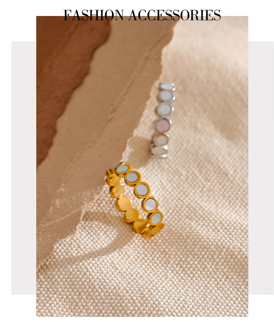 Shell geometric ring in 18K gold-plated stainless steel with shell.