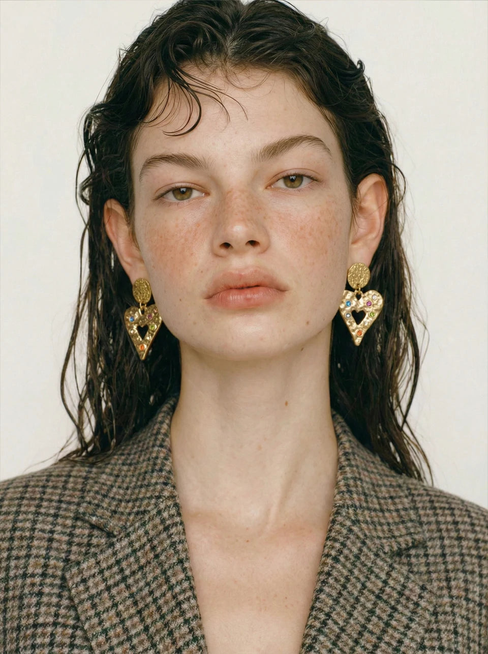Cubic zirconia heart hammered earrings in gold-plated stainless steel with cubic zirconia.