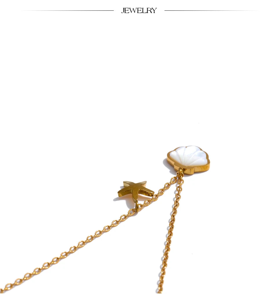 Shell star geometric necklace in gold-plated stainless steel with shell.