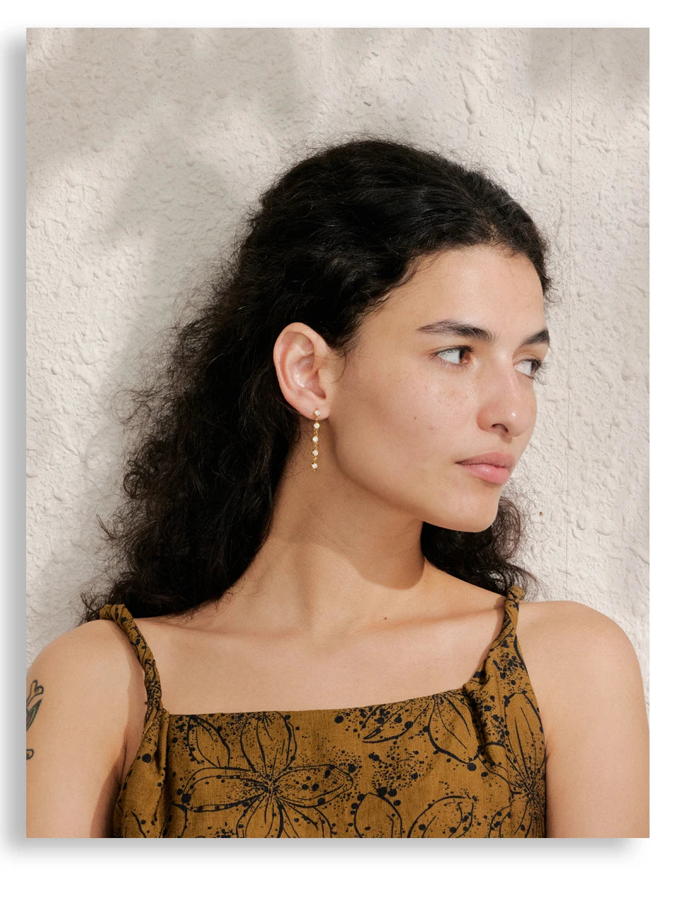 White cubic zirconia geometric earrings in gold-plated stainless steel with cubic zirconia.