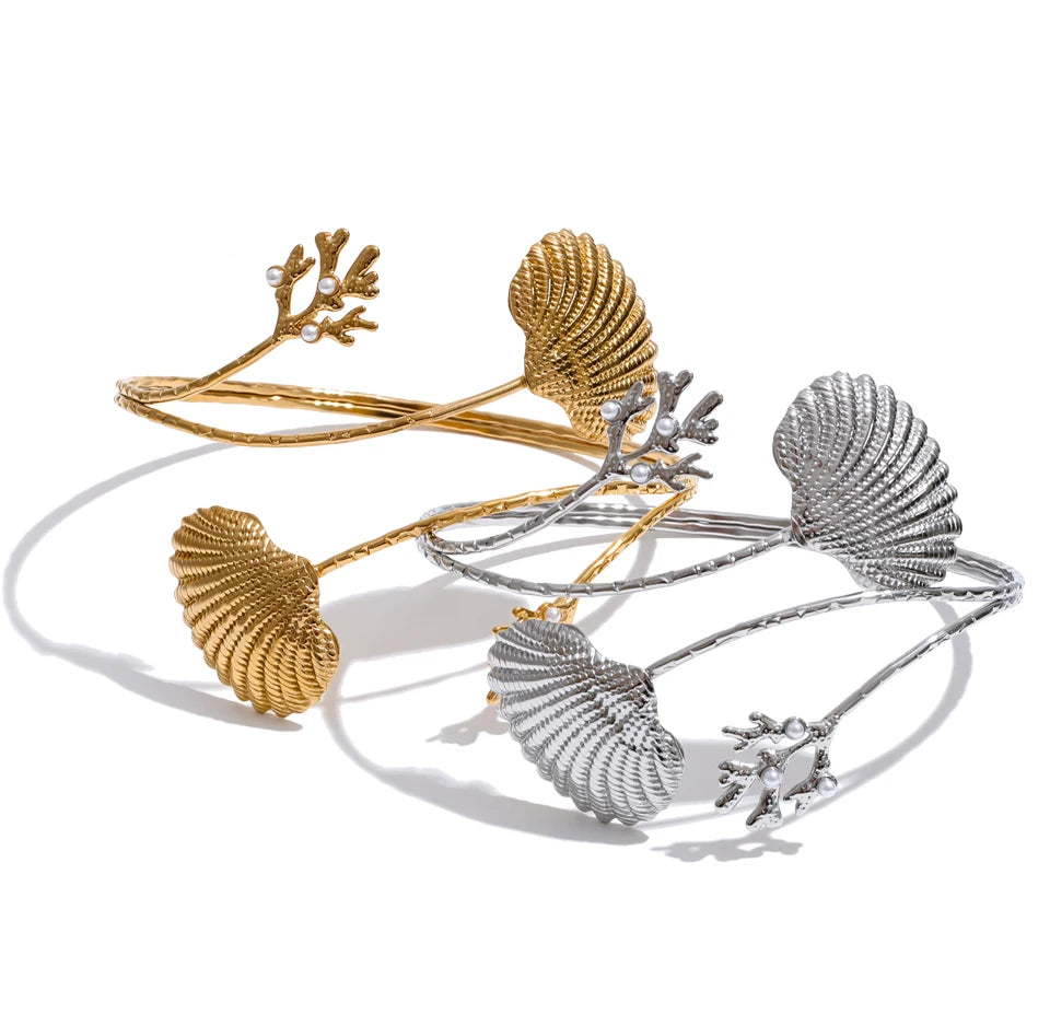 Shell geometric bracelet in gold-plated stainless steel with shell.