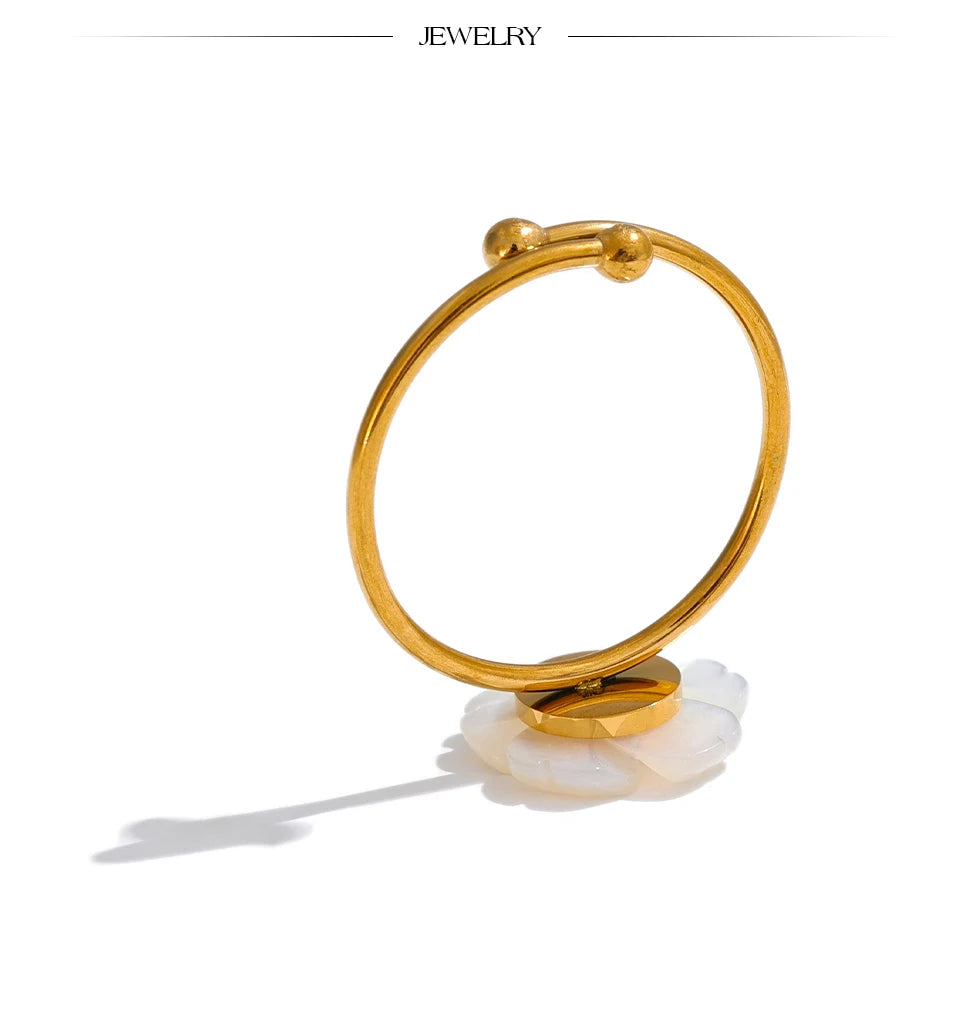 Shell flower geometric ring in 18K gold-plated stainless steel with shell.