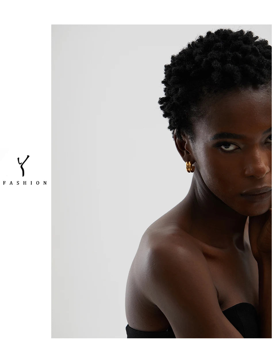 Minimalist geometric earrings in gold-plated stainless steel.