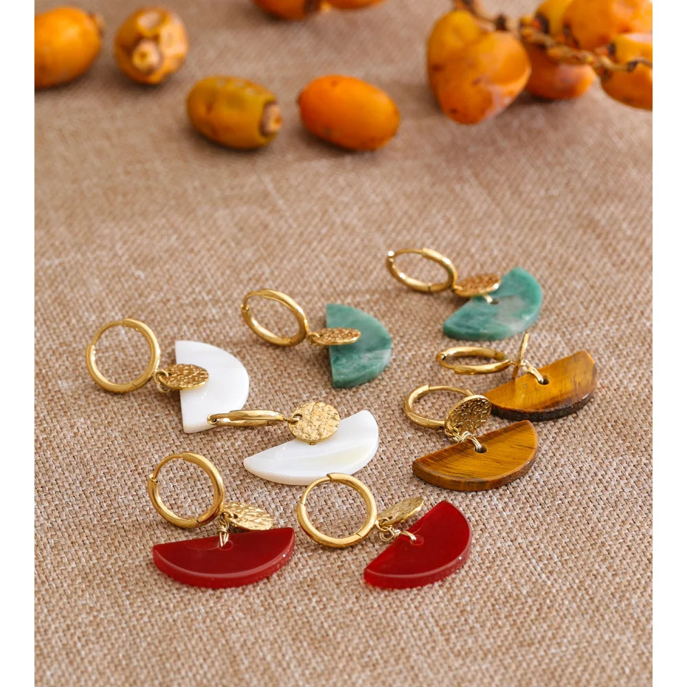 Natural stone geometric earrings in gold-plated stainless steel with natural stone.