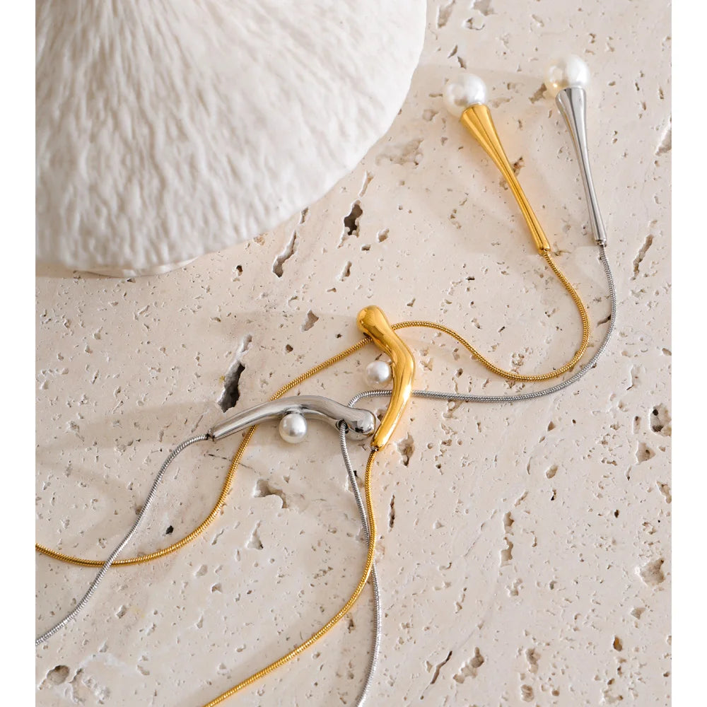 Pearl geometric chain necklace in gold-plated stainless steel with pearl.