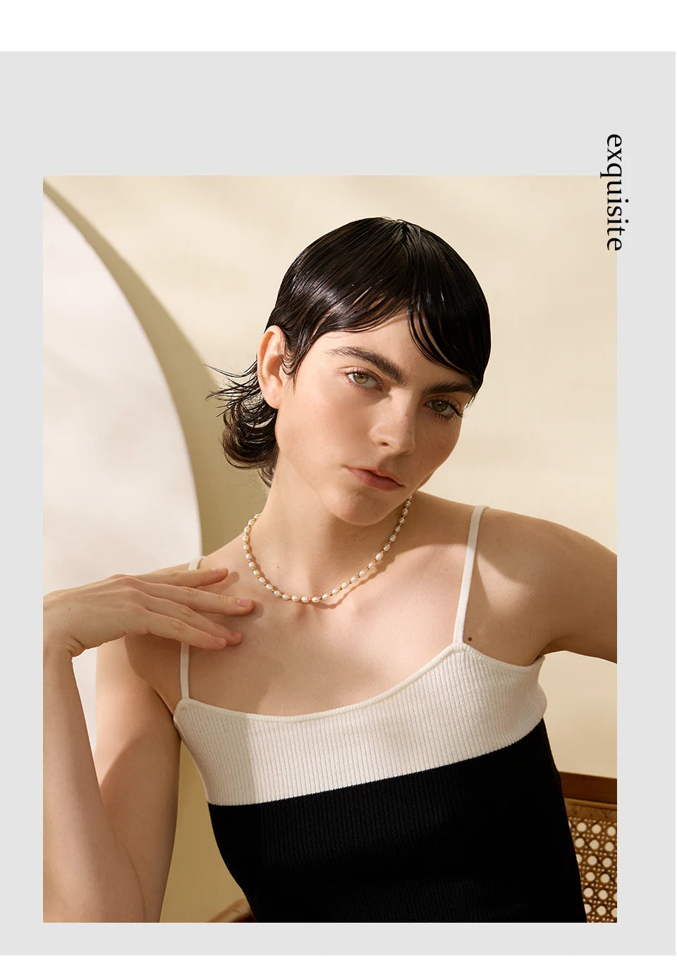 Freshwater pearl geometric necklace in gold-plated stainless steel with freshwater pearl.
