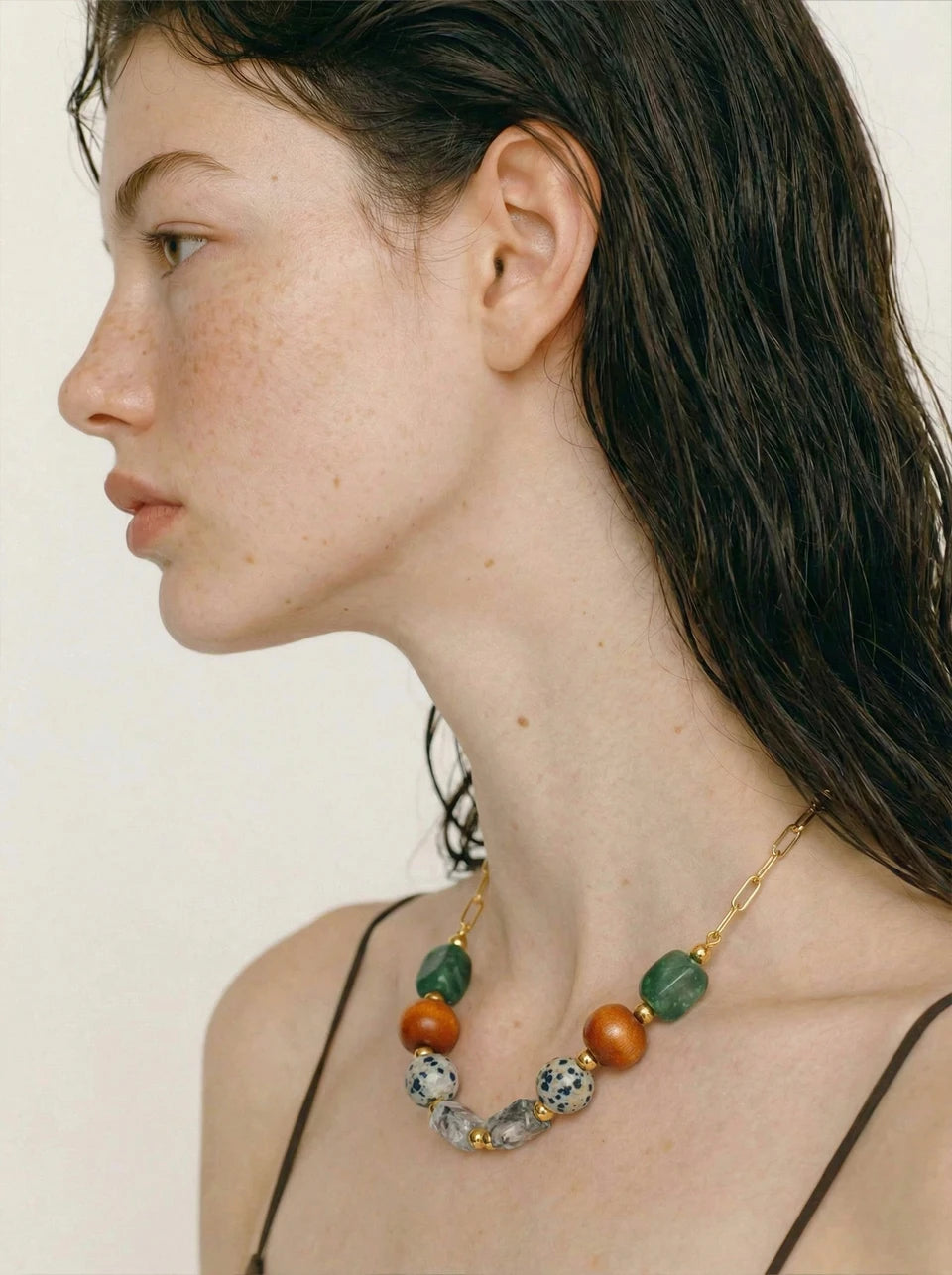 Resin natural stone beaded necklace in gold-plated stainless steel with natural stone and resin.