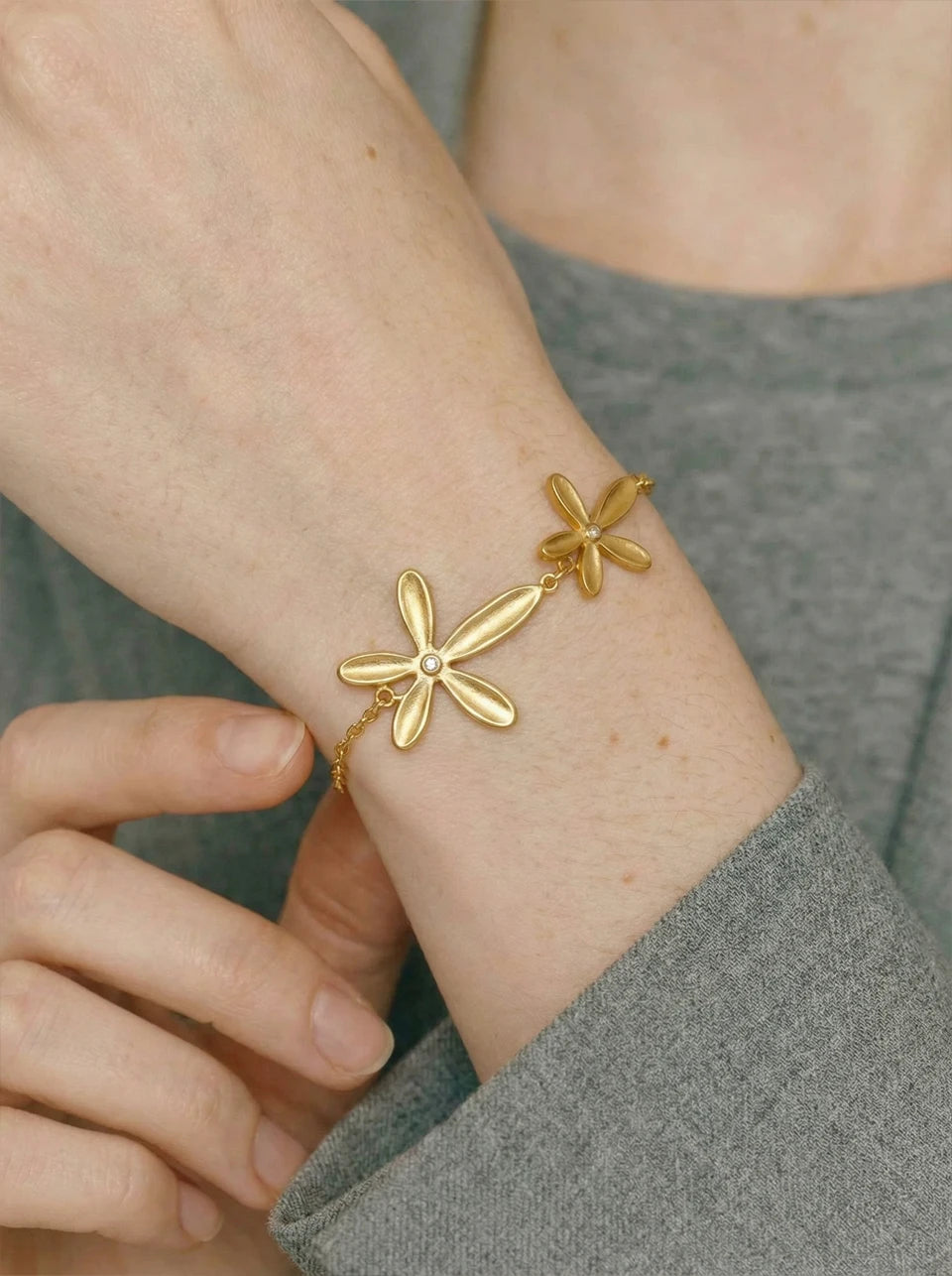 Flower Chain Bracelet — Gold-Plated Stainless Steel · PS1043