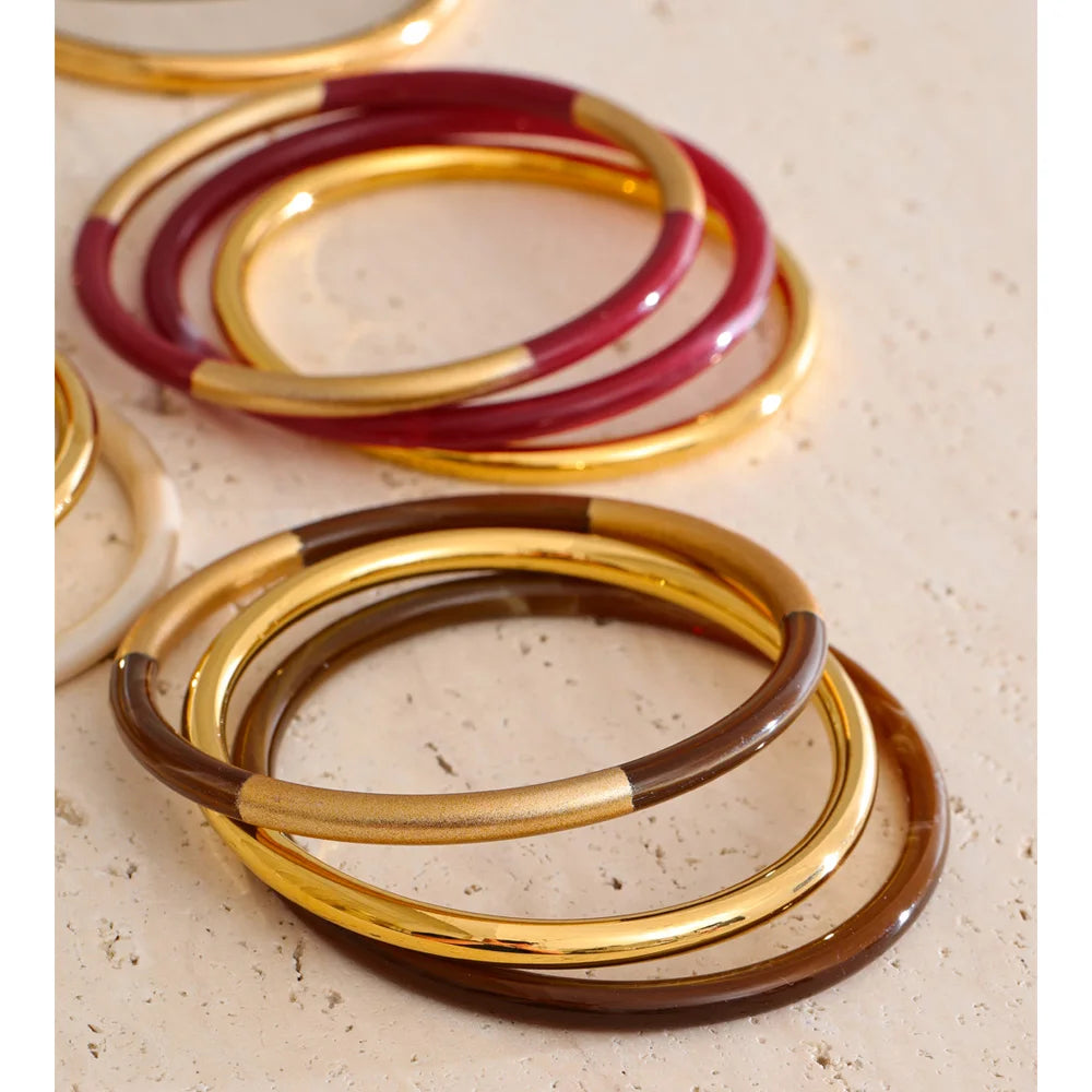 Resin minimalist geometric bracelet in gold-plated stainless steel with resin.