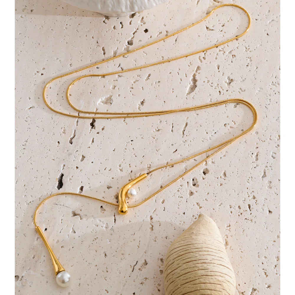 Pearl geometric chain necklace in gold-plated stainless steel with pearl.