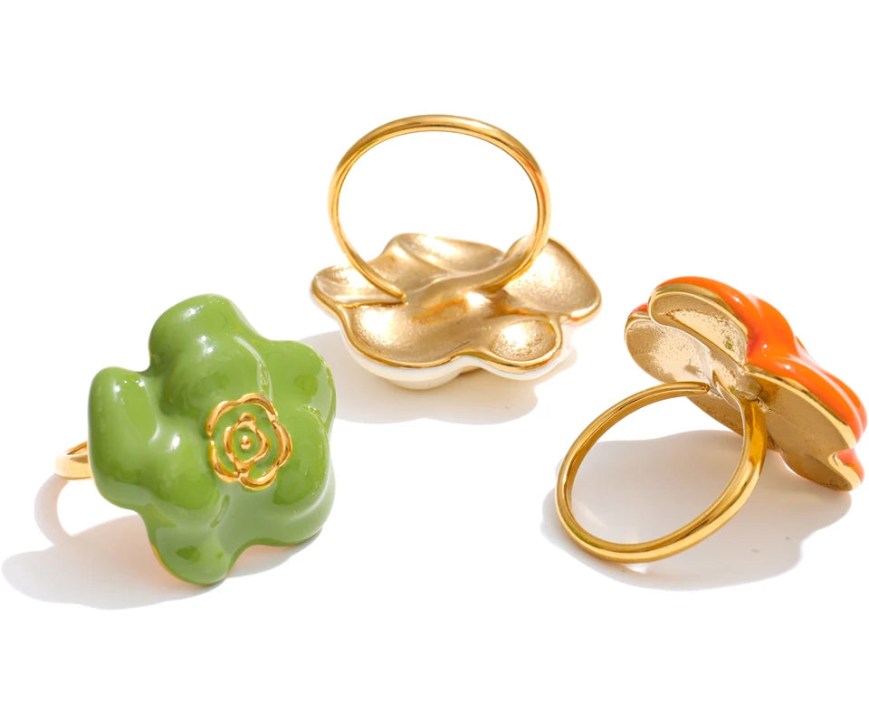 White enamel flower ring in 18K gold-plated stainless steel with enamel.