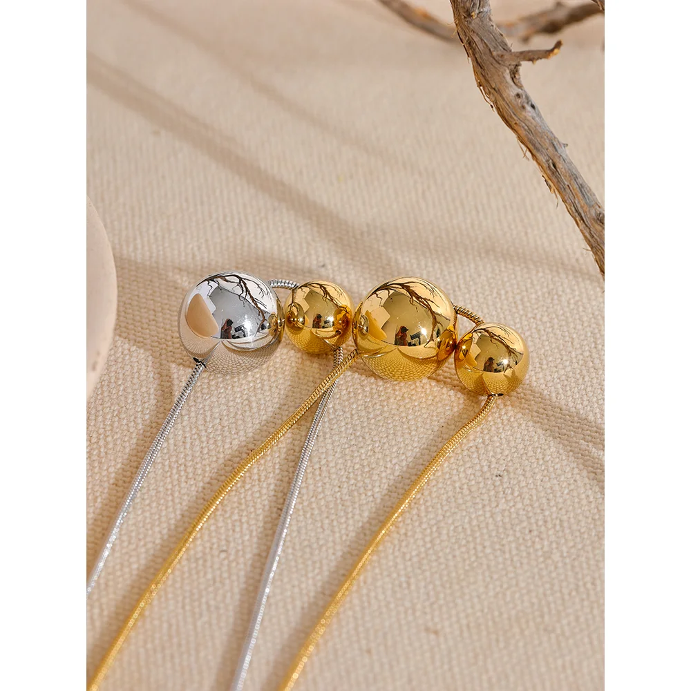 Beaded geometric necklace in gold-plated stainless steel.